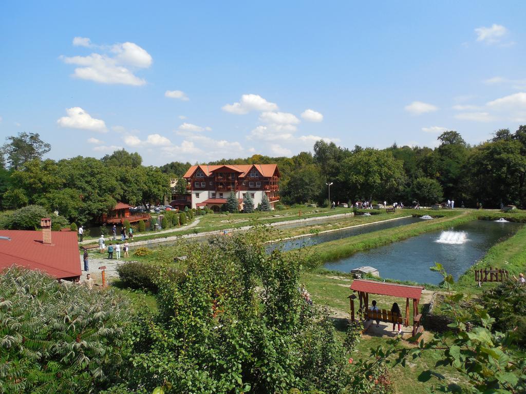 Complex Pastravaria Albota Hotel Arpasu de Sus Bagian luar foto